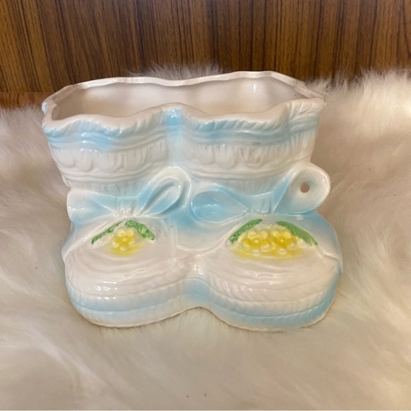 Vintage blue &  white ceramic baby booties planter made in Japan - Picture 1 of 11